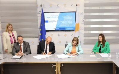Signature of the contract for the development and implementation of an Integrated Registry Platform Solution for the two sections of the Department photo